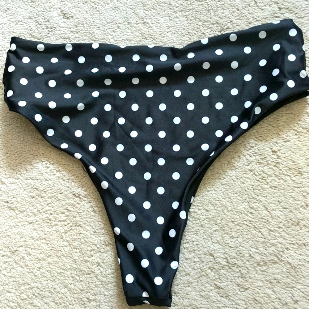 Bikinis - Picture 5 of 6
